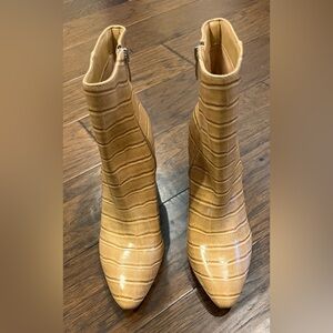 SEXY!! Nine West SEVEN Chunky Heel Almond Toe NATURAL TAN CROCO 7M